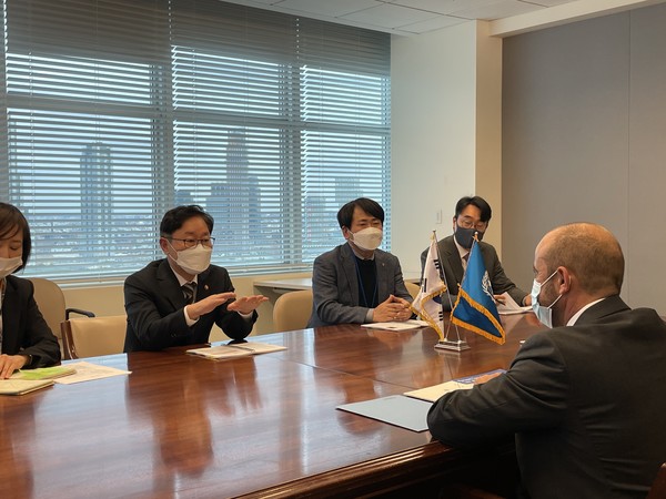 박범계 법무부장관이 수아레즈 유엔 법률실 사무차장과 국제법 분야 상호협력 증진방안을 논의하고 있다 (사진 = 법무부 제공)