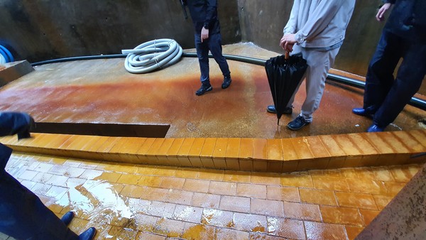 제1공장 공정액공장의 공정액이 유출돼 콘크리트가 변색된 상태 (사진 = 환경부 제공)