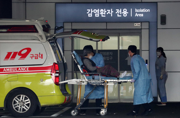 코로나19 위중증 환자가 515명으로 집계된 22일 오전 서울 중랑구 서울의료원 응급의료센터에서 구급 대원들이 감염환자 전용 출입문으로 환자를 이송하고 있다. 2021.11.22 / 사진=[뉴시스]
