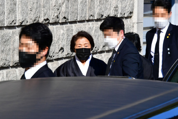 전두환 전 대통령의 영정과 유해가 27일 오후 서울 서대문구 연희동 자택으로 도착한 가운데 부인 이순자 씨가 차량에서 내리고 있다. 2021.11.27 / 사진=[공동취재사진]