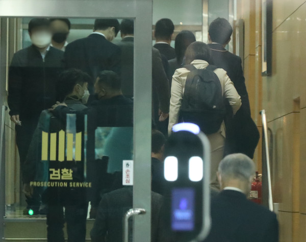 고위공직자범죄수사처(공수처) 수사관들이 29일 오전 이성윤 서울고검장 공소장 유출사건 관련 압수수색을 위해 서울 서초구 대검찰청으로 들어가고 있다. 2021.11.29 / 사진=[뉴시스]