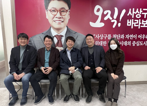 당무를 거부하고 부산을 방문한 이준석(가운데) 국민의힘 대표가 1일 부산 지역구 사무실(부산 사상구)을 격려차 방문해 기념촬영을 하고 있다.2021.12.01 / 사진=[국민의힘 당대표실 제공]