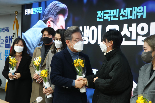이재명 더불어민주당 대선후보가 6일 오전 서울 여의도 더불어민주당 당사에서 열린 소상공인과 함께하는 전국민선대위에 참석한 소상공인들이 준비한 꽃을 받고 있다.. 2021.12.06 / 사진=[국회사진기자단]