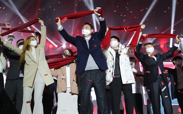 윤석열 국민의힘 대선 후보가 6일 서울 송파구 올림픽공원 체조경기장에서 열린 제20대 대통령선거 중앙선거대책위원회 출범식에서 빨간 목도리를 들고 청년들과 대선 승리 기원 퍼포먼스를 하고 있다. 2021.12.06 / 사진=[국회사진기자단]