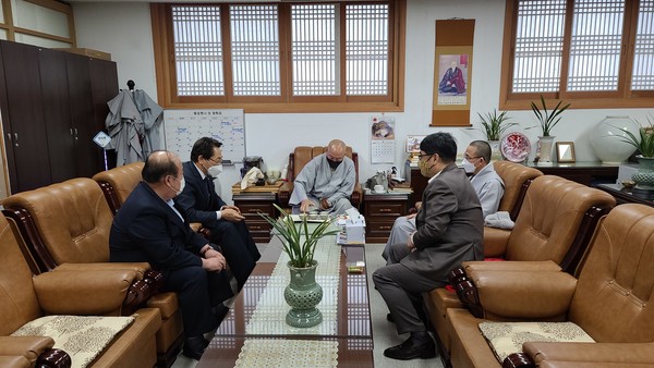 김영종 전 종로구청장이 태고종 총무원장 호명스님과 면담하고 있다. (사진=정경호 기자)