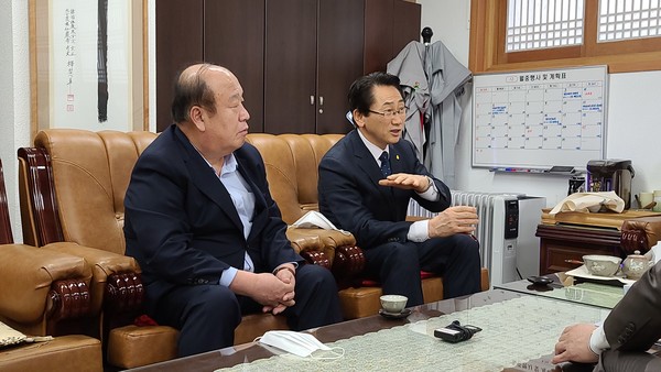 김영종 전 종로구청장(오른쪽)이 태고종 총무원장 호명스님과 면담하고 있다.