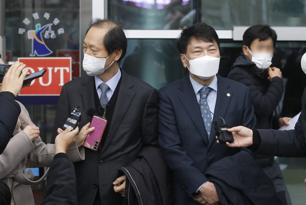 윤석열 국민의힘 대선후보가 검찰총장 재직 당시 자신에게 내려진 '직무정지' 처분이 부당하다며 낸 행정소송 1심이 각하됐다. 이날 재판을 마치고 나온 윤 후보 측 법률대리인 이완규, 손경식 변호사가 취재진 질문에 답하고 있다. 2021.12.10 / 사진=[뉴시스]
