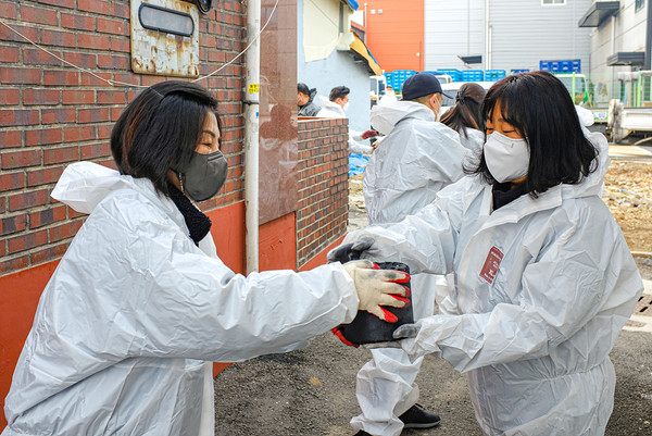 ▲'동네방네 가족봉사단'이 최지만 선수가 기증한 연탄을 송림동 가정에 배달하고 있다. (사진=민경찬 기자)