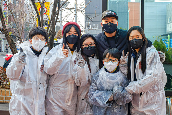 ▲최지만 선수(뒤)가 연탄 배달을 마친 후 '동네방네 가족봉사단' 회원들과 기념 촬영을 하고 있다. (사진=민경찬 기자)