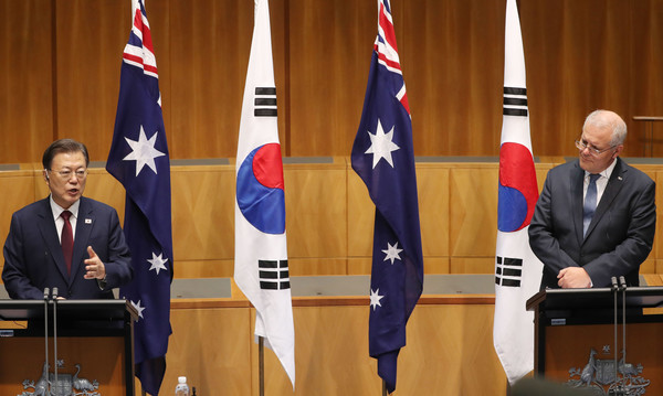 호주를 국빈 방문 중인 문재인 대통령이 13일 호주 캔버라 국회의사당에서 열린 스콧 모리슨 호주 총리와의 공동기자회견에서 발언하고 있다. 2021.12.13 / 사진=[뉴시스]