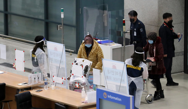 9일 오전 인천국제공항 제1여객터미널을 통해 승객들이 입국하고 있다. 중앙방역대책본부(방대본)는 회의를 통해 8일 입국제한 국가로 가나와 잠비아를 추가 지정했으며 이에 10일 0시부터 가나와 잠비아에서 오는 외국인의 입국이 금지된다. 앞서 정부는 오미크론 발생국인 남아프리카공화국과 인접국인 보츠와나, 짐바브웨, 나미비아, 레소토, 에스와티니, 모잠비크, 말라위, 나이지리아도 입국제한 국가에 추가했다. 2021.12.09 / 사진=[뉴시스]