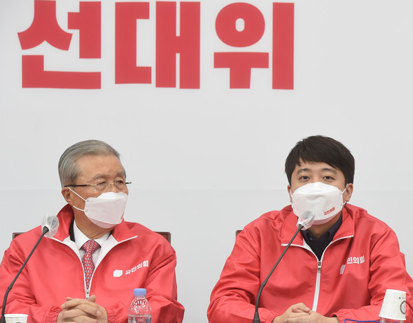 이준석(오른쪽) 국민의힘 상임선거대책위원장이 20일 오전 국회에서 열린 중앙선거대책위원회의에서 발언을 하고 있다.2021.12.20 / 사진=[공동취재사진]