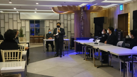 - 위 사진: 소상공인들과 문화예술인들에게 메타버스 NFT 방안을 설명하고 있다