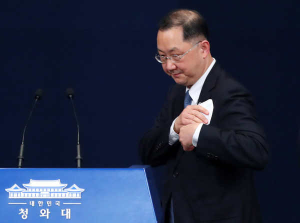 문재인 대통령이 '아들 입사지원서 논란'을 빚은 김진국 청와대 민정수석의 사의를 수용했다. 사진은 지난 3월 4일 임명 브리핑하는 김진국 민정수석. 2021.12.21 / 사진=[뉴시스]