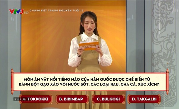 대상그룹이 베트남 청소년들의 꿈을 지원하기 위해 후원한 장학퀴즈쇼에서 MC 카인비(Khanh Vy)가 한국음식과 관련된 문제를 내고 있다 (사진 = 대상그룹 제공)