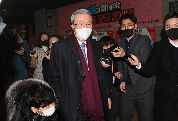 김종인 국민의힘 총괄선거대책위원장이 22일 서울 여의도 중앙당사로 출근하고 있다. 2021.12.22 / 사진=[국회사진기자단]