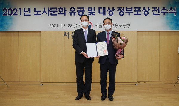 왼쪽부터 이헌수 서울지방고용노동청장 최경호 세븐일레븐 대표이사 (사진 = 세븐일레븐 제공)
