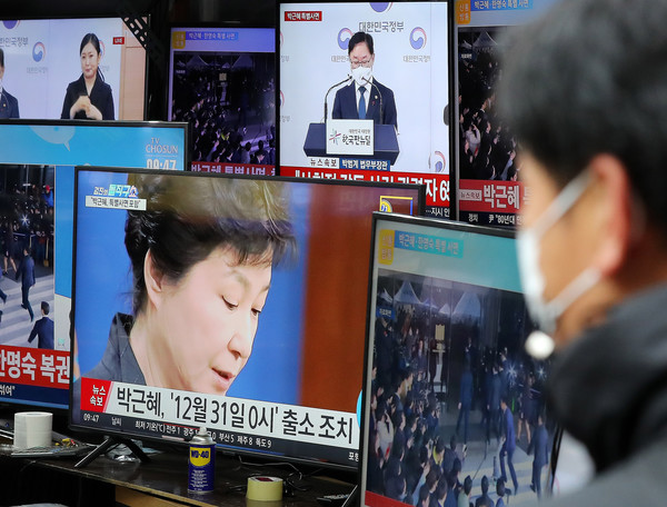 정부가 박근혜 전 대통령 특별사면을 발표한 24일 오전 서울 중구 황학동 시장에서 한 시민이 관련 뉴스를 시청하고 있다. 2021.12.24.