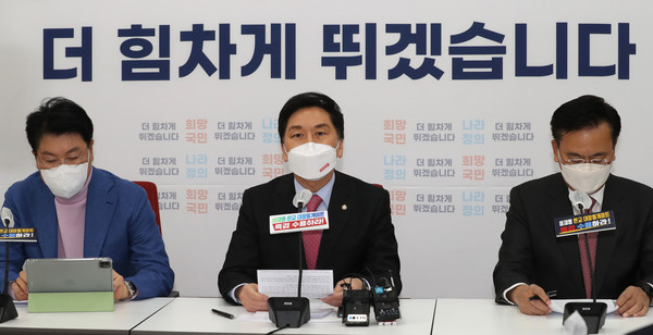 김기현 국민의힘 원내대표가 27일 서울 여의도 국회에서 열린 원내대표-법사위원 긴급간담회에서 발언하고 있다.2021.12.27 / 사진=[공동취재사진]