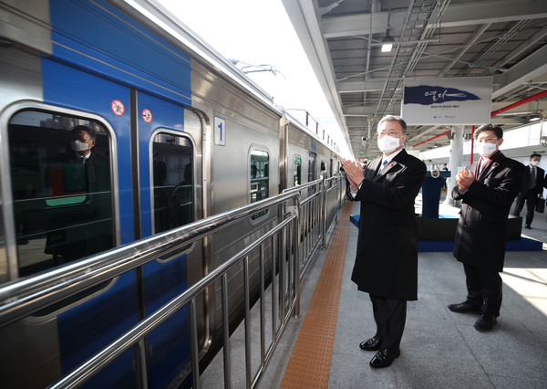 문재인 대통령이 28일 울산 태화강역에서 열린 동남권 4개 철도건설사업 개통식에서 노형욱 국토교통부 장관과 전동차 진입을 축하하고 있다. 2021.12.28 / 사진=[뉴시스]