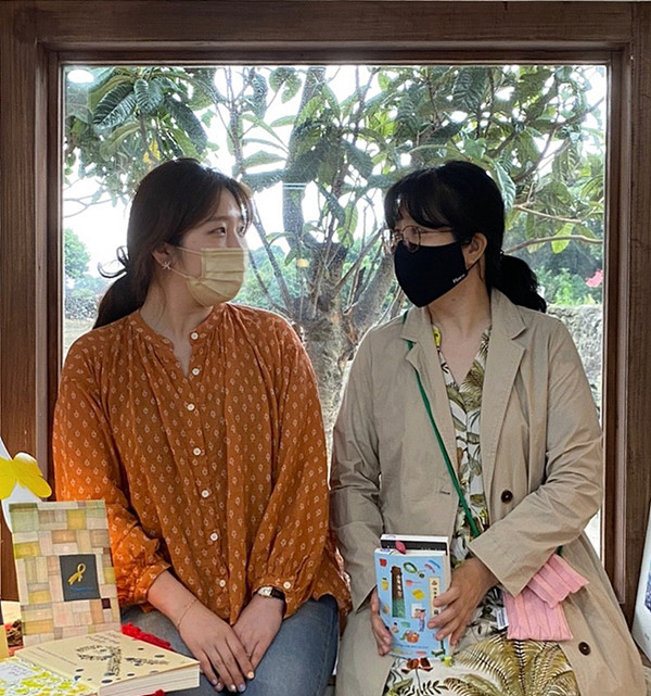 ▲장정금 작가(오른쪽)가 지난 9월 2일 딸 곽내영 씨와 함께 방문한 제주의 한 서점에서 기념사진을 찍고 있다. (사진=장정금 작가)
