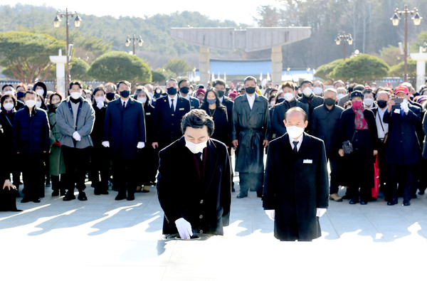 광주 5.18 묘역 기념탑 앞에서 영령(英靈)들에게 헌화하는 허경영. (사진=박재헌 기자)