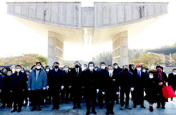 광주 5.18 묘역 기념탑 앞에서 영령(英靈)들에게 헌화하는 허경영.  (사진=박재헌 기자)