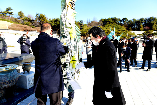 광주 5.18 묘역 기념탑 앞에서 영령(英靈)들에게 헌화하는 허경영. (사진=박재헌 기자)