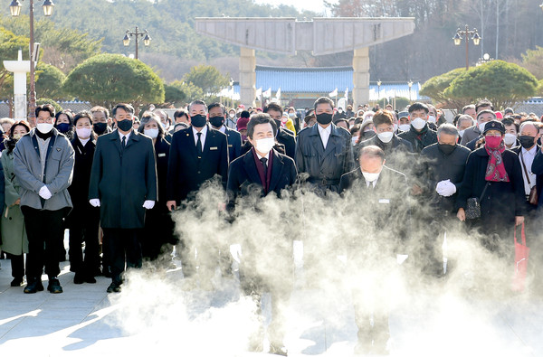 광주 5.18 묘역 기념탑 앞에서 영령(英靈)들에게 헌화하는 허경영.  (사진=박재헌 기자)