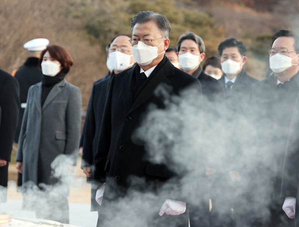 문재인 대통령과 국무위원들이 새해 첫날인 1일 서울 동작동 국립서울현충원을 방문, 현충탑에 참배하고 있다. 2022.01.01 / 사진=[뉴시스]