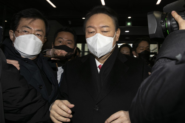 윤석열 국민의힘 대선후보가 3일 오전 한국거래소 개장식 일정 참석을 끝으로 이후 일정을 잠정 중단하고 서울 여의도 국민의힘 당사로 들어오고있다.2022.01.03 / 사진=[공동취재사진]