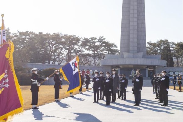 김완태 최고위, 최우영 정책위, 윤대관 서울특별시당 대표, 여시원 사무처장과 주요 당직자 참배