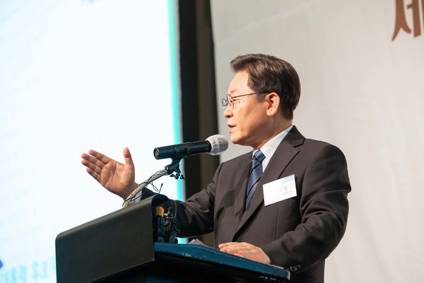 이재명 더불어민주당 대선 후보가 11일 오전 인천 연수구의 한 호텔에서 열린 제20대 대선후보 초청 '새얼아침대화'에서 강연을 하고 있다. 2022.01.11 / 사진=[이재명 후보 캠프 제공]