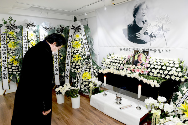 이한열 열사 모친 배은심 여사의 빈소를 방문해 조문하는 허경영 국가혁명당 대선 후보 (사진 뉴스인 박재헌 취재영상국장)