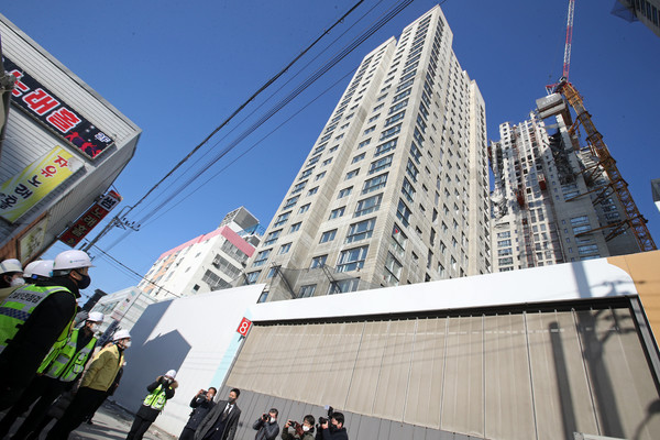 노형욱 국토교통부 장관이 12일 광주 서구 화정동 현대아이파크 신축 아파트 붕괴현장을 방문해 사고 현장을 둘러보고 있다. 2022.01.12 / 사진=[공동취재사진]