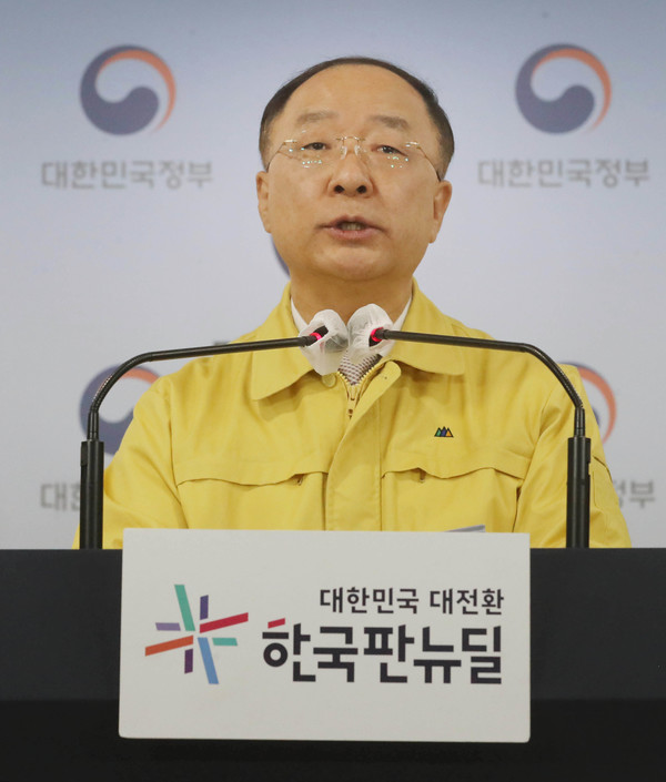 홍남기 경제부총리 겸 기획재정부 장관이 14일 오전 서울 종로구 정부서울청사에서 열린 방역조치 연장 및 소상공인 지원관련 정부합동 브리핑에서 발언하고 있다.2022.01.14 / 사진=[공동취재사진]