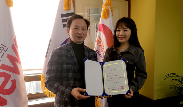 왼쪽부터 뉴스인 최명규 대표이사 배우겸 화가 윤송아가 위촉식을 마치고 기념사진을 촬영하고 있다 (사진 = 정경호 기자)