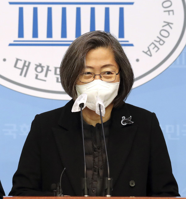 이수정 국민의힘 공동선대위원장이 10일 국회 소통관에서 범죄피해자 지원제도 개선에 관한 공약을 발표하고 있다.2021.12.10 / 사진=[공동취재사진]