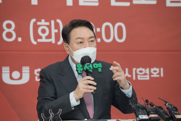 윤석열 국민의힘 대선 후보가 18일 서울 영등포구 사회복지사협회에서 열린 간담회에서 발언하고 있다. 2022.01.18 / 사진=[국회사진기자단]