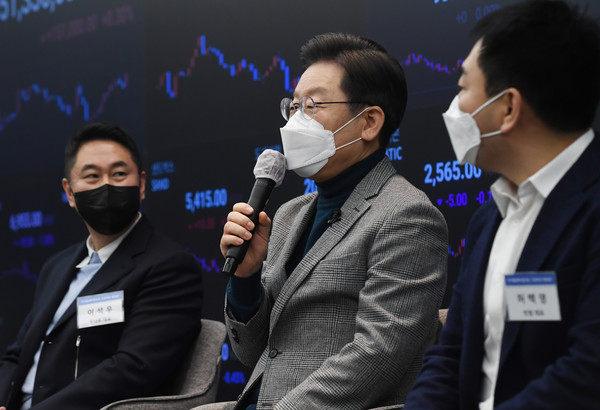 이재명 더불어민주당 대선 후보가 19일 서울 강남구 업비트 라운지에서 가상자산 거래소 현장 간담회를 하고 있다. 2022.01.19 / 사진=[뉴시스]