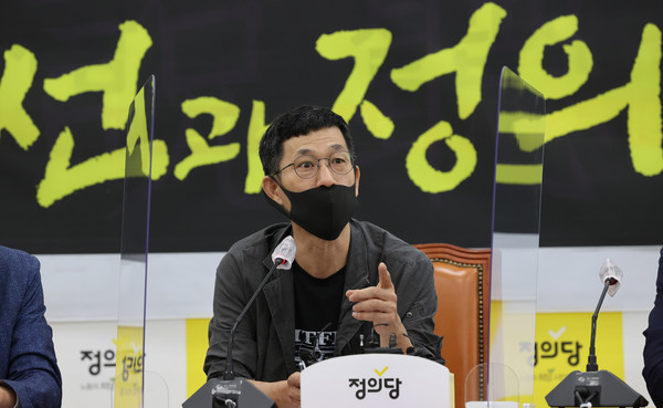 진중권 전 동양대 교수가 8일 오전 서울 여의도 국회에서 열린 ‘직설청취, 2022 대선과 정의당’ 연속 강좌 초청 강연에 참석해 발언 하고 있다.2021.07.08 / 사진=[공동취재사진]