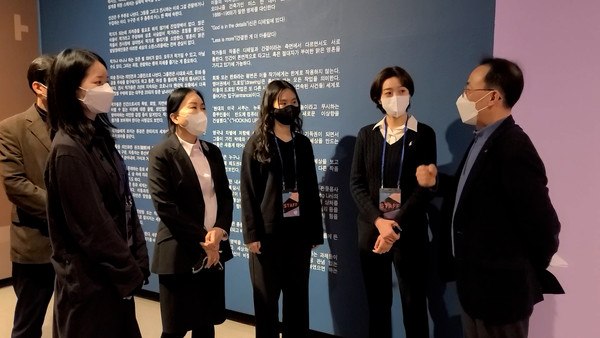 지난 21일 열린 '레벤북스의 날' 행사 참가자들이 전시 관계자의 설명을 듣고 있다.  (사진=정경호 기자) 