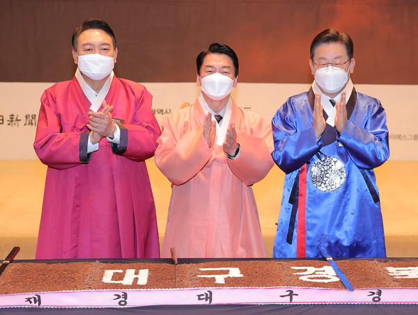 이재명 더불어민주당, 윤석열 국민의힘, 안철수 국민의당 대선후보가 17일 서울 중구 프레스센터에서 열린 2022 재경 대구경북인 신년교례회에서 기념촬영 뒤 박수치고 있다. 2022.01.17 / 사진=[국회사진기자단]
