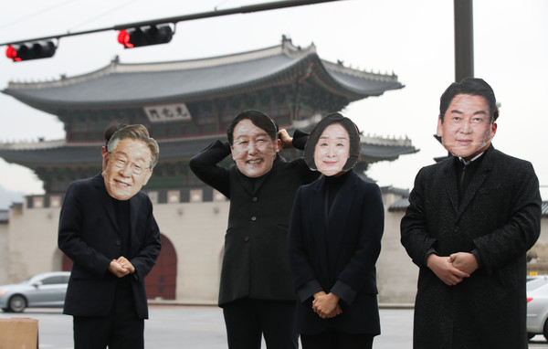 25일 오전 서울 종로구 광화문 시민열린마당에서 이재명 더불어민주당, 윤석열 국민의힘, 심상정 정의당, 안철수 국민의당 대선 후보의 탈을 쓴 그린피스 관계자들이 위기에 처한 지구를 지켜달라는 호소를 담아 초등학생들이 쓴 1만 4천여장의 '기후위기' 손편지를 전달받는 퍼포먼스를 위해 기다리고 있다. 2022.01.25.