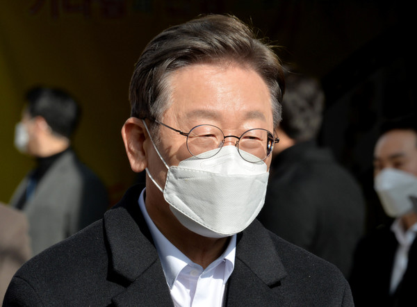 더불어민주당 이재명 대선 후보가 광주 현대산업개발 붕괴 사고 17일 째인 27일 오전 사고 현장을 찾아 입장을 발표하고 있다. 2022.01.27 / 사진=[뉴시스]