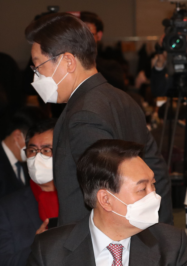 이재명(위) 더불어민주당 대선후보가 18일 오후 서울 여의도 CCMM빌딩에서 열린 2022년 소상공인연합회 신년인사회에서 발언을 위해 단상으로 향하고 있다. 아래는 윤석열 국민의힘 대선후보. 2022.01.18 / 사진=[국회사진기자단]