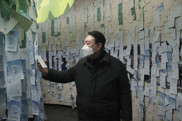 윤석열 국민의힘 대선 후보가 1일 인천 강화평화전망대를 방문해 통일 염원 메시지가 붙은 공간을 둘러보고 있다.2022.02.01 / 사진=[국민의힘 선대위 제공]