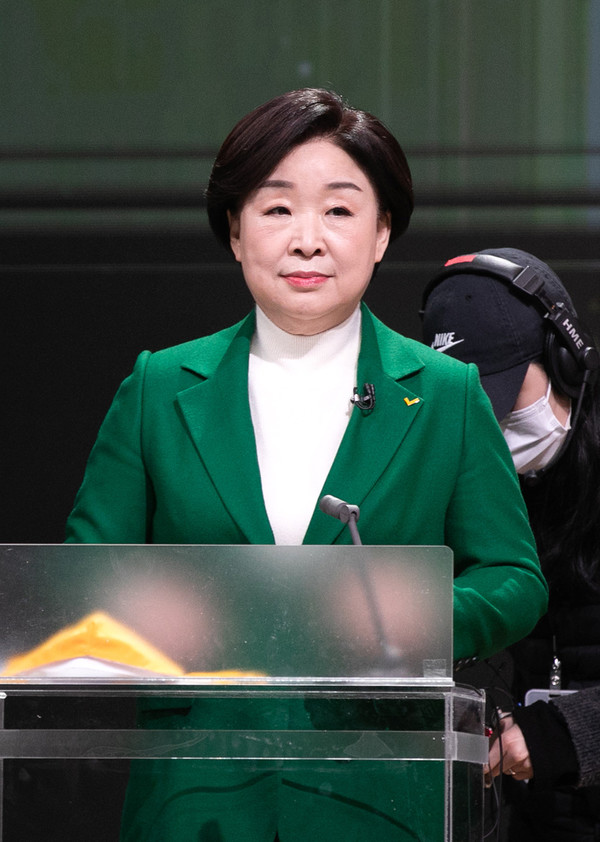 심상정 정의당 대선 후보가 3일 서울 여의도 KBS에서 열린 방송 3사 합동 초청 '2022 대선 후보 토론' 준비를 하고 있다. 2022.02.03 / 사진=[국회사진기자단]