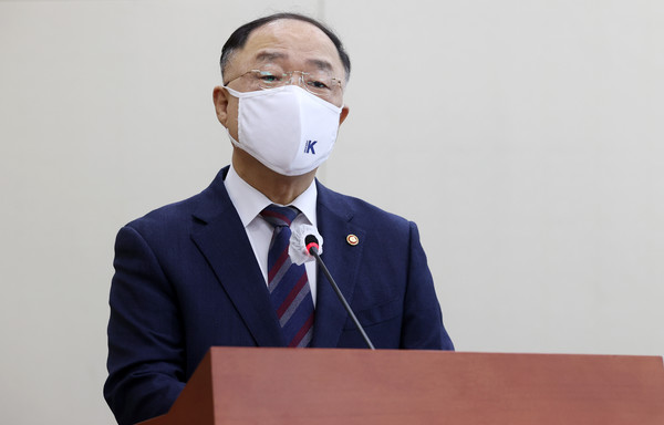 홍남기 경제부총리 겸 기획재정부 장관이 4일 서울 여의도 국회에서 열린 기획재정위원회 전체회의에서 새해 추가경정예산안 관련 제안설명을 하고 있다.2022.02.04 / 사진=[공동취재사진]