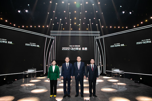 3일 서울 여의도 KBS에서 열린 방송 3사 합동 초청 '2022 대선 후보 토론'에 앞서 후보들이 기념촬영하고 있다. 왼쪽부터 심상정 정의당, 이재명 더불어민주당, 윤석열 국민의힘, 안철수 국민의당 대선 후보. 2022.02.03 / 사진=[국회사진기자단]
